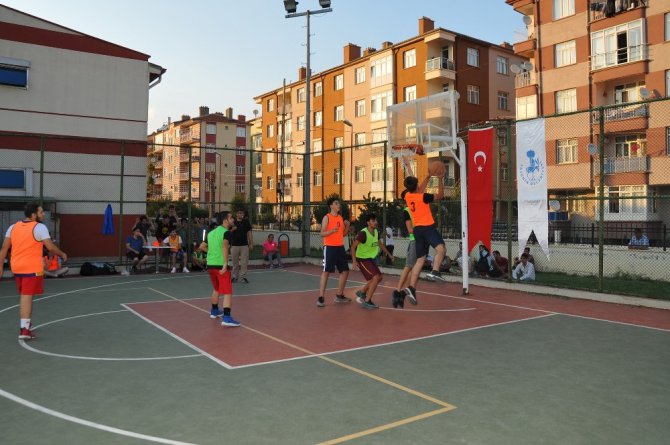 Akşehir’de geleneksel sokak basketbolu heyecanı başladı