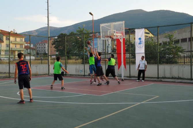 Akşehir’de geleneksel sokak basketbolu heyecanı başladı