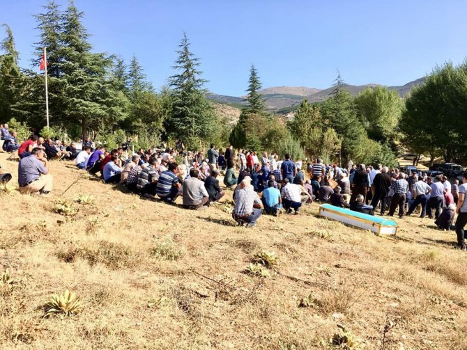 Gölde boğularak hayatını kaybeden genç toprağa verildi