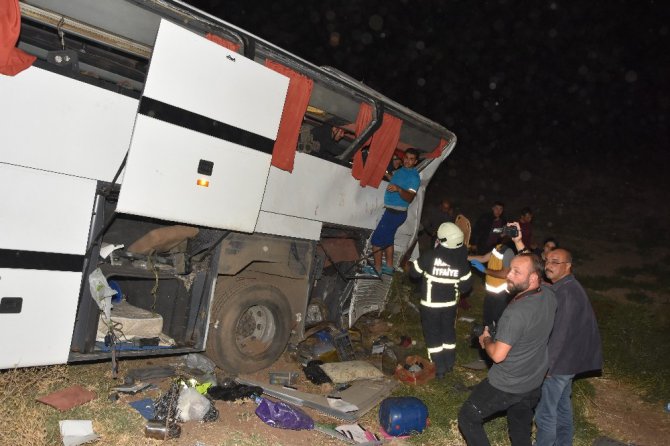 Sınır dışı edilecek mültecileri taşıyan otobüs devrildi: 17’si polis 41 yaralı