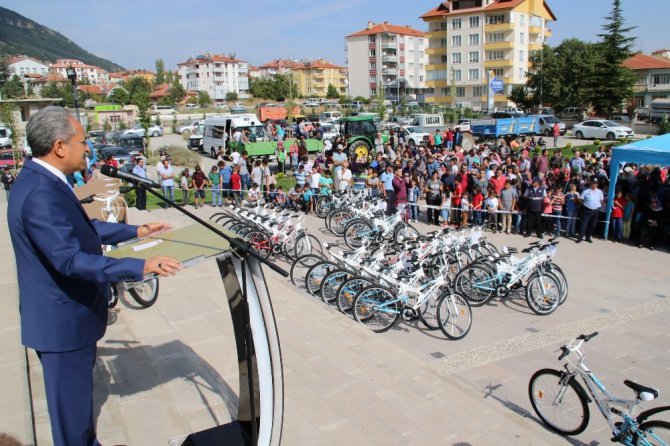 Akşehir Belediyesinden namaza giden 1120 çocuğa bisiklet