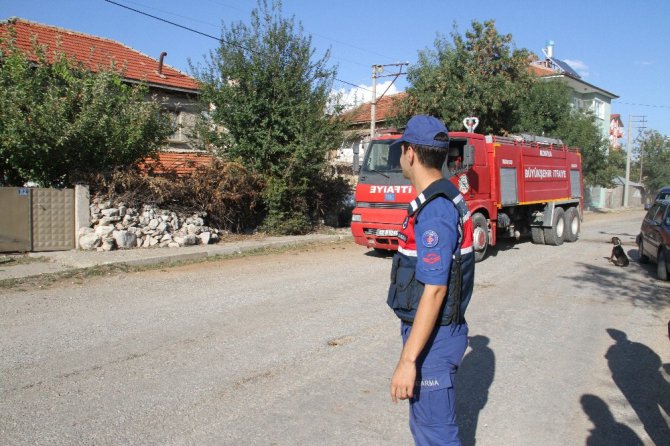 Babasının evini ateşe verdi, silah doğrultup kimseyi yaklaştırmadı