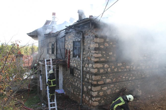 Babasının evini ateşe verdi, silah doğrultup kimseyi yaklaştırmadı