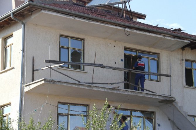 Babasının evini ateşe verdi, silah doğrultup kimseyi yaklaştırmadı