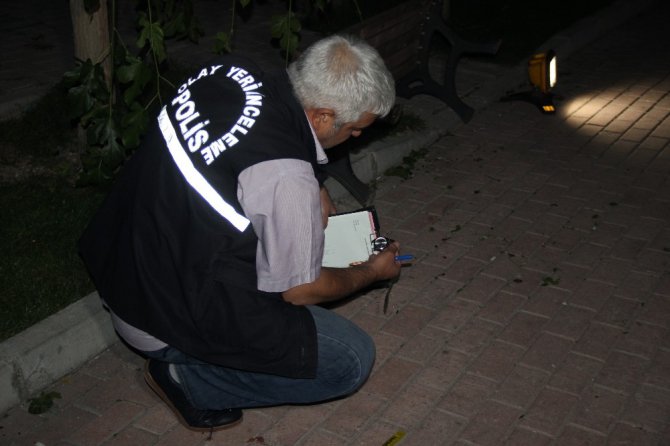 Eşine sarkıntılık ettiği iddia edilen kişiyi ağır yaraladı