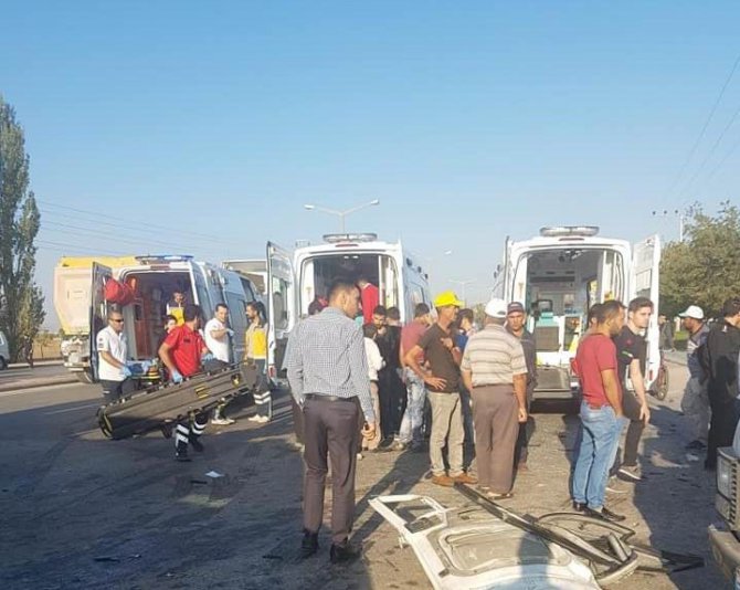 Konya’da kamyonet ile servis minibüsü çarpıştı: 1 ölü, 8 yaralı