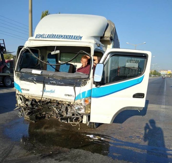 Konya’da kamyonet ile servis minibüsü çarpıştı: 1 ölü, 8 yaralı