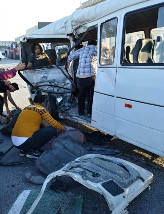 Konya’da kamyonet ile servis minibüsü çarpıştı: 1 ölü, 8 yaralı