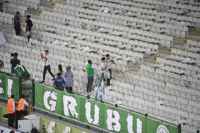 Konyaspor taraftarı Fenerbahçe maçı sonrası tribünlerdeki çöpleri topladı