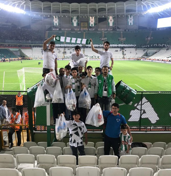 Konyaspor taraftarı Fenerbahçe maçı sonrası tribünlerdeki çöpleri topladı