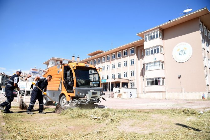 Selçuklu’da okul bahçeleri temizlendi