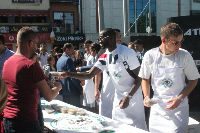 Atiker Konyasporlu futbolcular vatandaşlara aşure dağıttı