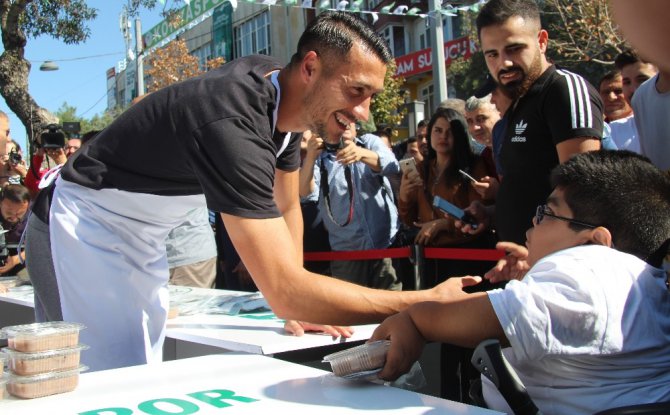 Atiker Konyasporlu futbolcular vatandaşlara aşure dağıttı