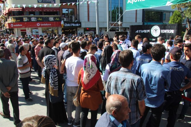 Atiker Konyasporlu futbolcular vatandaşlara aşure dağıttı