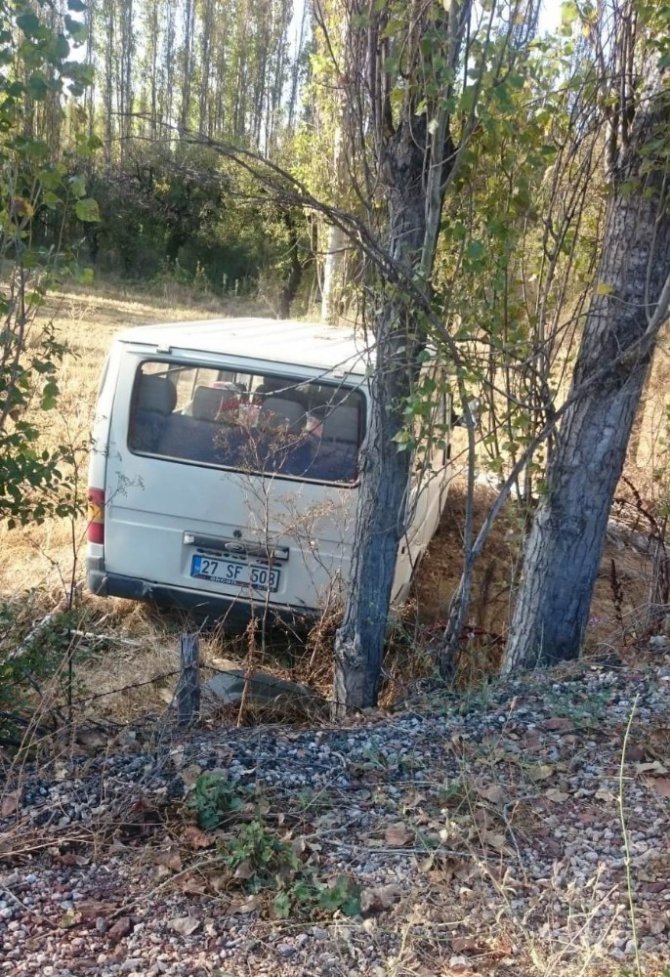 Minibüs ağaca çarptı: 3 yaralı