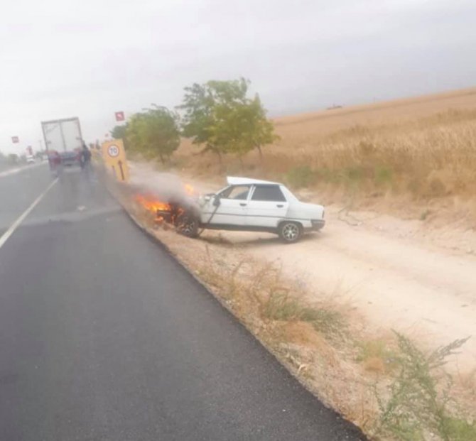 Kaza yapan otomobil alev alev yandı