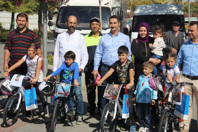 ’Kırmızı düdük’ kampanyasında en fazla beğeni alan çocuklar bisikletlerine kavuştu