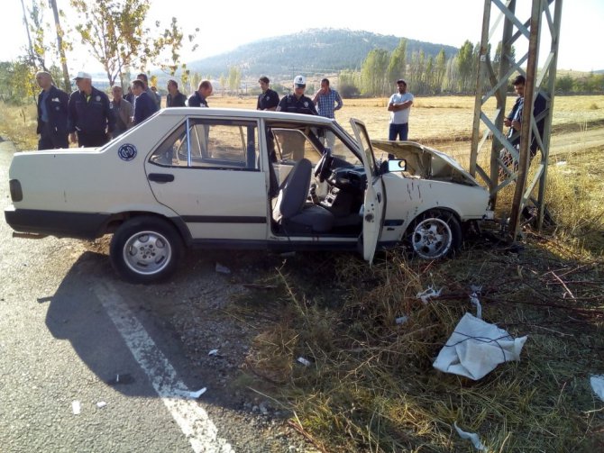 Otomobil elektrik direğine çarptı: 3 yaralı