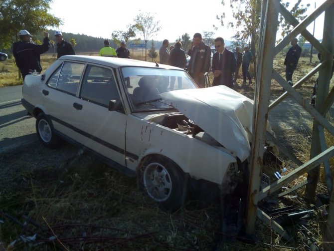 Otomobil elektrik direğine çarptı: 3 yaralı