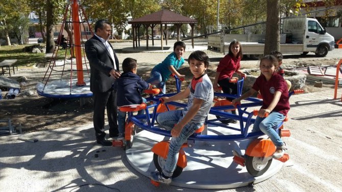 Seydişehir Belediyesi parkları aydınlatıyor