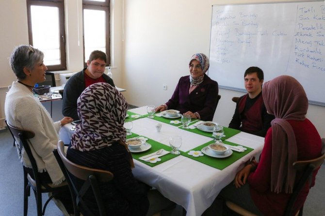 Başkan toru, özel öğrencilerin sosyal medyadan davetine icabet etti