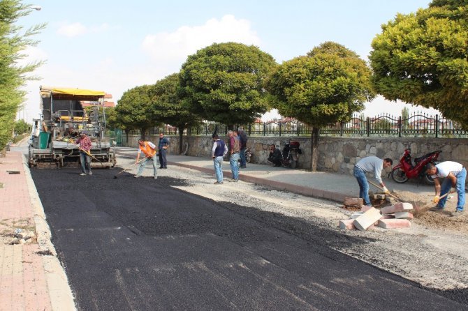 Beyşehir’de sıcak asfalt çalışmaları sürüyor