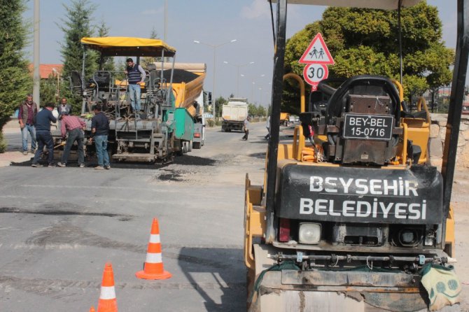 Beyşehir’de sıcak asfalt çalışmaları sürüyor