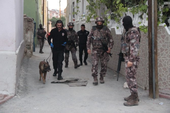 Kapıdan polis girdi, havadan drone takip etti