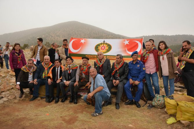 Yörük ailenin Toroslardan develeriyle göç yolculuğu başladı