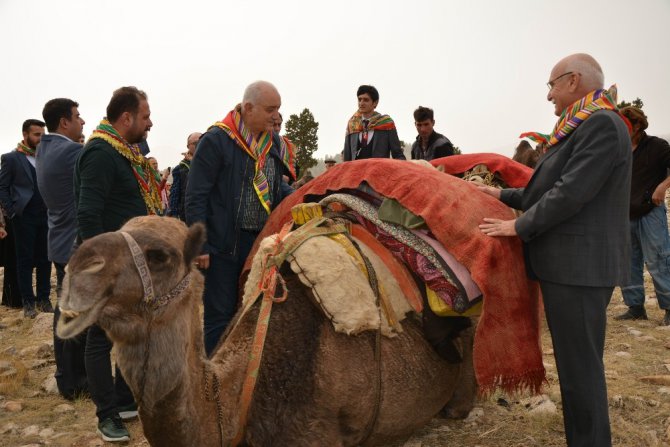 Yörük ailenin Toroslardan develeriyle göç yolculuğu başladı