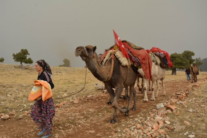 Yörük ailenin Toroslardan develeriyle göç yolculuğu başladı