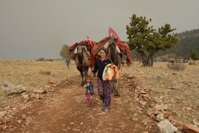 Yörük ailenin Toroslardan develeriyle göç yolculuğu başladı