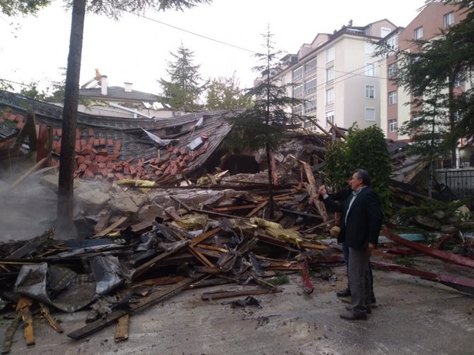 Seydişehir Halk Eğitim Merkezi binasının yıkımına başlandı