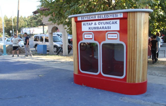 Beyşehir Belediyesinden parka kitap ve oyuncak kumbarası