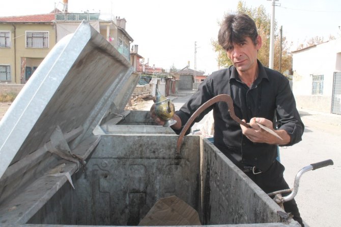 Çöpten bulduğu malzemelerle süs havuzlu şömineli bahçe yaptı