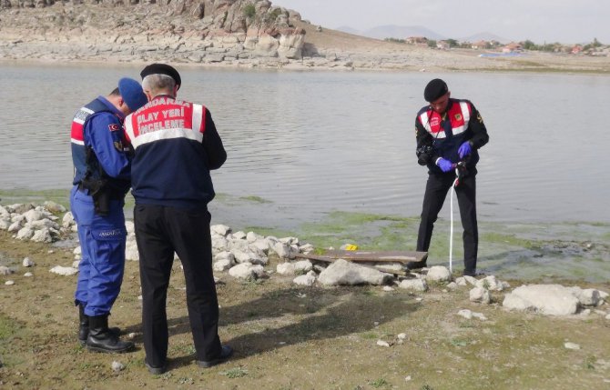 Aksaray’da kaybolan 3 kişinin terlikleri baraj kıyısında bulundu