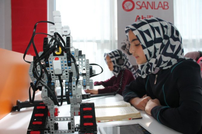 Hafızlık öğrencileri robotik kodlama öğreniyor