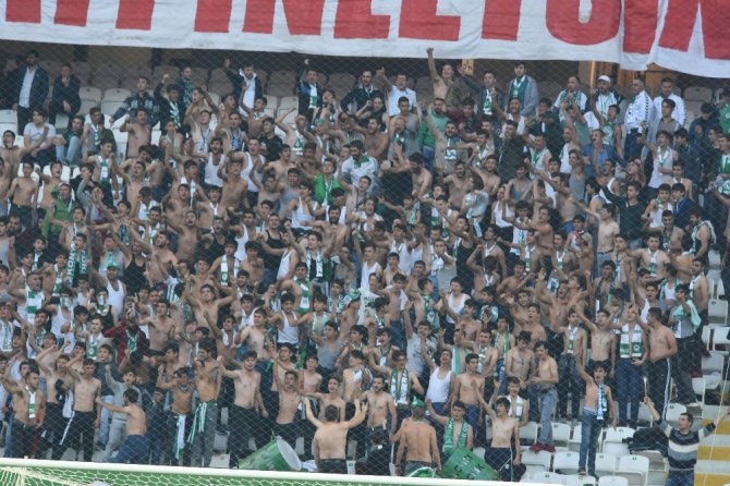 Konyaspor taraftarı maçı çıplak izledi