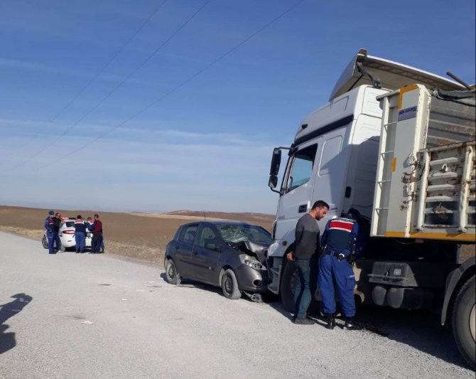 Tırla otomobil çarpıştı: 5 yaralı