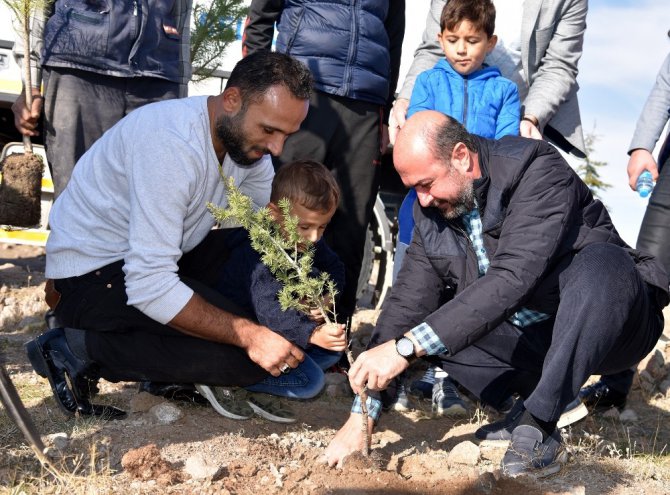 Sanayi çalışanı gençler 2023 fidanı toprakla buluşturdu