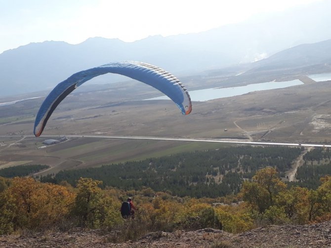 Seydişehir Çal Tepesinde ilk kez yamaç paraşütü atlayışı gerçekleştirildi