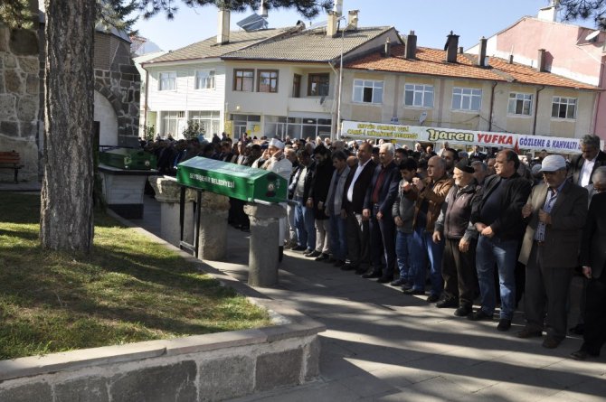 Su dolu kovada boğulan 1 yaşındaki bebek defnedildi