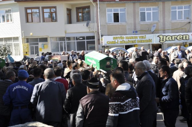 Su dolu kovada boğulan 1 yaşındaki bebek defnedildi