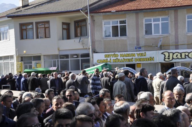 Su dolu kovada boğulan 1 yaşındaki bebek defnedildi