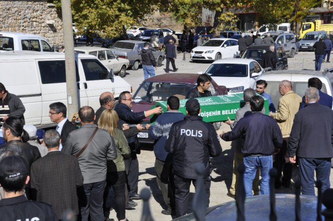 Su dolu kovada boğulan 1 yaşındaki bebek defnedildi