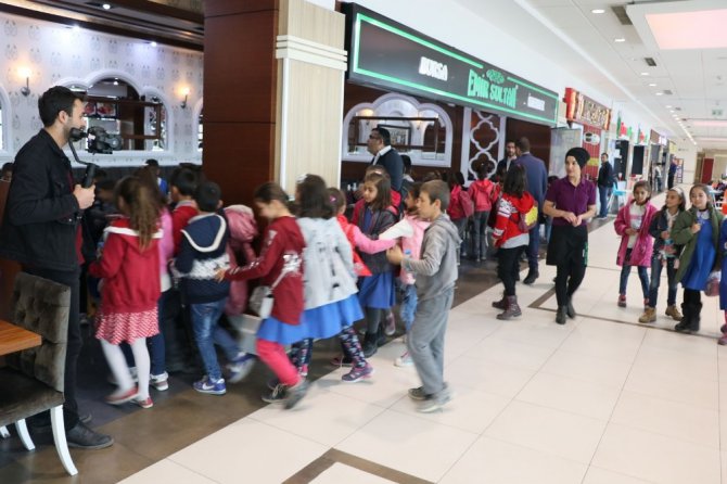 Aksaray’da hiç sinemaya gitmemiş çocuklar sinemayla tanıştı