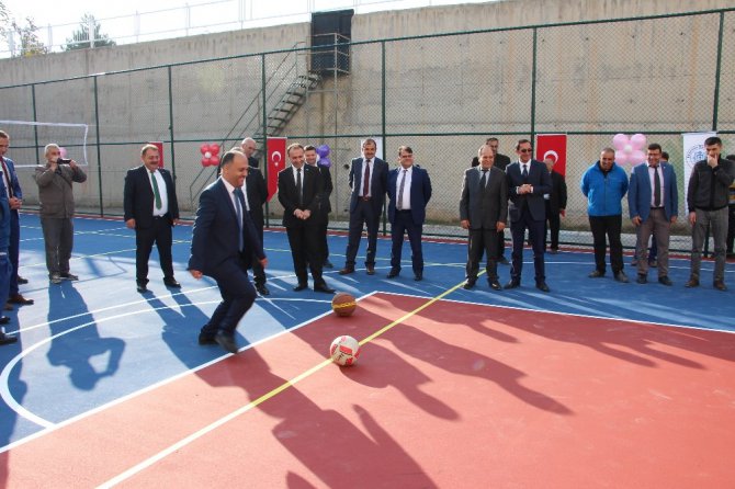 Beyşehir’de bir liseye daha çok amaçlı saha kazandırıldı