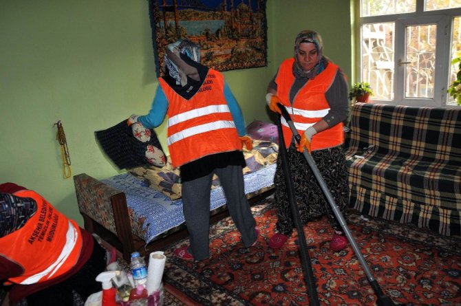 Akşehir Belediyesinin yaşlılara evde temizlik hizmeti sürüyor