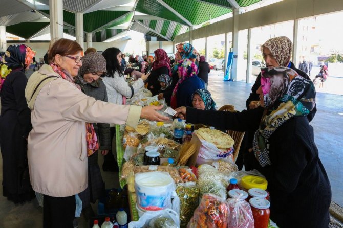 Meram’ın kadın üreticileri doğal ürünleriyle Melikşah Pazarı’nda