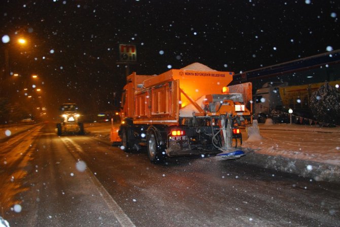 Büyükşehir kar ve buzlanmaya karşı 24 saat görev başında